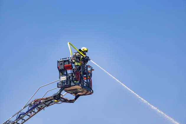 Brand in Mehrfamilienhaus Am 12.07.2026 brannte gegen 13:30 Uhr eine Wohnung in einem Mehrfamilienhaus in der Gutenbergstraße im Flörsheimer Stadtteil Wicker. Sämtliche Bewohner konnten sich rechtzeitig ins Freie retten, verletzt wurde niemand. Das Feuer war gegen 14:35 Uhr weitestgehend gelöscht, es entstand eine starke Rauchentwicklung. Die betroffene Wohnung ist vorerst nicht bewohnbar, die Brandursache blieb zunächst unklar. Der Sachschaden wird von der Polizei im sechsstelligen Bereich geschätzt. Flörsheim am Main Wicker Hessen Deutschland *** Fire in an Apartment Building On July 12, 2026, at around 1:30 p.m., a fire broke out in an apartment in an apartment building on Gutenbergstraße in the Wicker neighborhood of Flörsheim. A