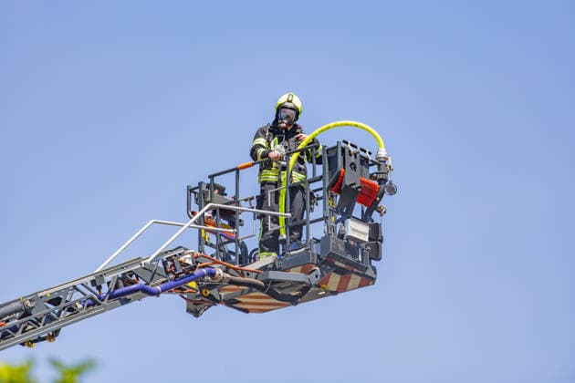 Brand in Mehrfamilienhaus Am 12.07.2026 brannte gegen 13:30 Uhr eine Wohnung in einem Mehrfamilienhaus in der Gutenbergstraße im Flörsheimer Stadtteil Wicker. Sämtliche Bewohner konnten sich rechtzeitig ins Freie retten, verletzt wurde niemand. Das Feuer war gegen 14:35 Uhr weitestgehend gelöscht, es entstand eine starke Rauchentwicklung. Die betroffene Wohnung ist vorerst nicht bewohnbar, die Brandursache blieb zunächst unklar. Der Sachschaden wird von der Polizei im sechsstelligen Bereich geschätzt. Flörsheim am Main Wicker Hessen Deutschland *** Fire in an Apartment Building On July 12, 2026, at around 1:30 p.m., a fire broke out in an apartment in an apartment building on Gutenbergstraße in the Wicker neighborhood of Flörsheim. A