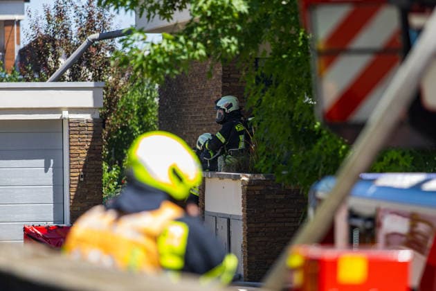 Brand in Mehrfamilienhaus Am 12.07.2026 brannte gegen 13:30 Uhr eine Wohnung in einem Mehrfamilienhaus in der Gutenbergstraße im Flörsheimer Stadtteil Wicker. Sämtliche Bewohner konnten sich rechtzeitig ins Freie retten, verletzt wurde niemand. Das Feuer war gegen 14:35 Uhr weitestgehend gelöscht, es entstand eine starke Rauchentwicklung. Die betroffene Wohnung ist vorerst nicht bewohnbar, die Brandursache blieb zunächst unklar. Der Sachschaden wird von der Polizei im sechsstelligen Bereich geschätzt. Flörsheim am Main Wicker Hessen Deutschland *** Fire in an Apartment Building On July 12, 2026, at around 1:30 p.m., a fire broke out in an apartment in an apartment building on Gutenbergstraße in the Wicker neighborhood of Flörsheim. A