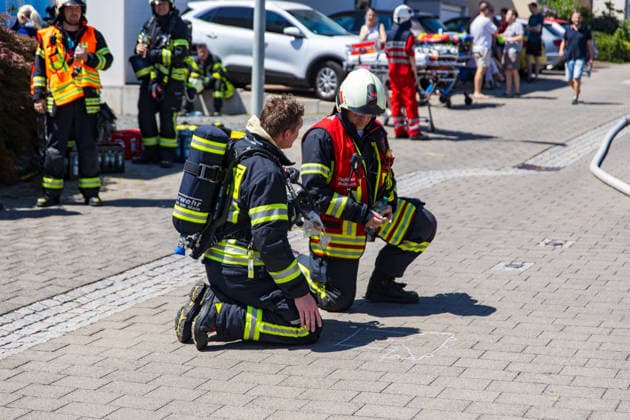 Brand in Mehrfamilienhaus Am 12.07.2026 brannte gegen 13:30 Uhr eine Wohnung in einem Mehrfamilienhaus in der Gutenbergstraße im Flörsheimer Stadtteil Wicker. Sämtliche Bewohner konnten sich rechtzeitig ins Freie retten, verletzt wurde niemand. Das Feuer war gegen 14:35 Uhr weitestgehend gelöscht, es entstand eine starke Rauchentwicklung. Die betroffene Wohnung ist vorerst nicht bewohnbar, die Brandursache blieb zunächst unklar. Der Sachschaden wird von der Polizei im sechsstelligen Bereich geschätzt. Flörsheim am Main Wicker Hessen Deutschland *** Fire in an Apartment Building On July 12, 2026, at around 1:30 p.m., a fire broke out in an apartment in an apartment building on Gutenbergstraße in the Wicker neighborhood of Flörsheim. A