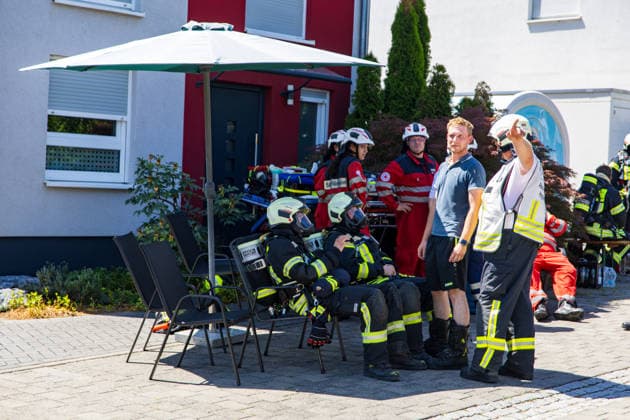 Brand in Mehrfamilienhaus Am 12.07.2026 brannte gegen 13:30 Uhr eine Wohnung in einem Mehrfamilienhaus in der Gutenbergstraße im Flörsheimer Stadtteil Wicker. Sämtliche Bewohner konnten sich rechtzeitig ins Freie retten, verletzt wurde niemand. Das Feuer war gegen 14:35 Uhr weitestgehend gelöscht, es entstand eine starke Rauchentwicklung. Die betroffene Wohnung ist vorerst nicht bewohnbar, die Brandursache blieb zunächst unklar. Der Sachschaden wird von der Polizei im sechsstelligen Bereich geschätzt. Flörsheim am Main Wicker Hessen Deutschland *** Fire in an Apartment Building On July 12, 2026, at around 1:30 p.m., a fire broke out in an apartment in an apartment building on Gutenbergstraße in the Wicker neighborhood of Flörsheim. A