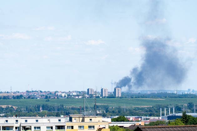 Brand in Mehrfamilienhaus Am 12.07.2026 brannte gegen 13:30 Uhr eine Wohnung in einem Mehrfamilienhaus in der Gutenbergstraße im Flörsheimer Stadtteil Wicker. Sämtliche Bewohner konnten sich rechtzeitig ins Freie retten, verletzt wurde niemand. Das Feuer war gegen 14:35 Uhr weitestgehend gelöscht, es entstand eine starke Rauchentwicklung. Die betroffene Wohnung ist vorerst nicht bewohnbar, die Brandursache blieb zunächst unklar. Der Sachschaden wird von der Polizei im sechsstelligen Bereich geschätzt. Flörsheim am Main Wicker Hessen Deutschland *** Fire in an Apartment Building On July 12, 2026, at around 1:30 p.m., a fire broke out in an apartment in an apartment building on Gutenbergstraße in the Wicker neighborhood of Flörsheim. A