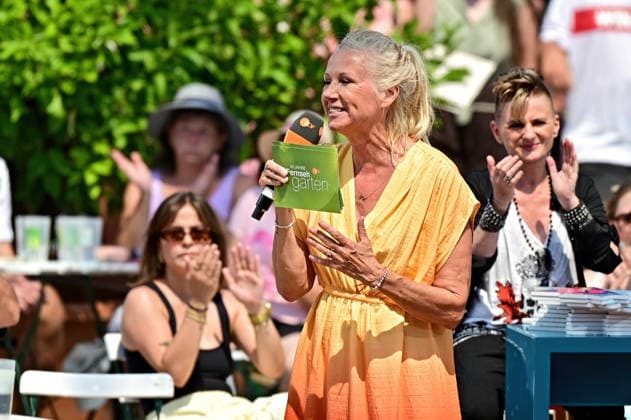 ZDF - Fernsehgarten. Fernsehmoderatorin Andrea Kiwi Kiewel während der ZDF - Unterhaltungsshow Fernsehgarten am 12.07.2026 in Mainz. 20260712MWI134174 *** ZDF Fernsehgarten TV host Andrea Kiwi Kiewel during the ZDF entertainment show Fernsehgarten on July 12, 2026, in Mainz 20260712MWI134174