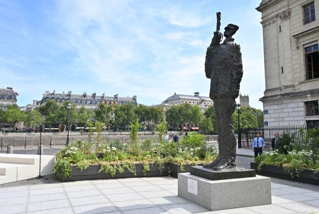 A 3.5-meter bronze statue of Alfred Dreyfus, created in 1985 by the French artist Louis Mitelberg, known as Tim E. Macron, President of the French Republic, presides over the first National Day of Commemoration marking the recognition of Alfred Dreyfus’s innocence, on the Île de la Cité in Paris, in front of the Court of Cassation, on July 12, 2026. In the presence of elected officials, C. Vautrin, Minister of the Armed Forces, the mayor of Paris, E. Gregoire, and the captain’s grandson, C. Dreyfus, age 99, the head of state delivered a speech, exactly 120 years to the day after the Court of Cassation’s decision to exonerate A. Dreyfus. Christian Liewig, Bestimage. On July 12, 2026, French President Emmanuel Macron presided over the first  Copyright: xChristianxLiewigx xBestimagexChristianxLiewigx xBestimagex