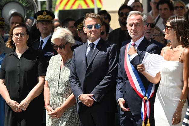 Catherine Vautrin, Minister of Labor, Health, Solidarity, and Family Affairs; Emmanuel Macron, President of the French Republic; Emmanuel Grégoire, Mayor of Paris; E. Macron, President of the French Republic, presides over the first National Day of Commemoration marking the exoneration of Alfred Dreyfus, on the Île de la Cité in Paris, in front of the Court of Cassation, on July 12, 2026. In the presence of elected officials, C. Vautrin, Minister of the Armed Forces, the Mayor of Paris, E. Grégoire, and the captain’s grandson, C. Dreyfus, age 99, the head of state delivered a speech, exactly 120 years to the day after the Court of Cassation’s decision to exonerate A. Dreyfus. Christian Liewig, Bestimage. On July 12, 2026, French President  Copyright: xChristianxLiewigx xBestimagexChristianxLiewigx xBestimagex