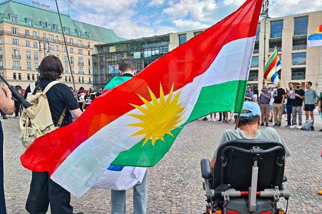 News Bilder des Tages Deutschland, 12.07.2026: Platz der Republik: Gedenken an den 1. Jahrestag der Gewaltverbrechen in Suwaida (Süd-Syrien) gegen Drusen: Demonstranten haben sich vor dem Brandenburger Tor versammelt. *** Germany, July 12, 2026, Platz der Republik: To commemorate the first anniversary of the violent crimes committed against Druze protesters in Suwayda, southern Syria, demonstrators have gathered in front of the Brandenburg Gate Copyright: xdtsxNachrichtenagenturx dts_127596