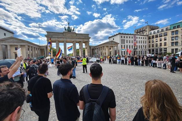Deutschland, 12.07.2026: Platz der Republik: Gedenken an den 1. Jahrestag der Gewaltverbrechen in Suwaida (Süd-Syrien) gegen Drusen: Demonstranten haben sich vor dem Brandenburger Tor versammelt. *** Germany, July 12, 2026, Platz der Republik: To commemorate the first anniversary of the violent crimes committed against Druze protesters in Suwayda, southern Syria, demonstrators have gathered in front of the Brandenburg Gate Copyright: xdtsxNachrichtenagenturx dts_127598