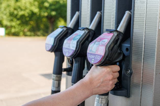 12.07.2026 - Eine Person tankt die Benzinsorte Super E10 Pasewalk Mecklenburg-Vorpommern Deutschland *** July 12, 2026: A person is filling up with Super E10 gasoline in Pasewalk, Mecklenburg-Western Pomerania, Germany