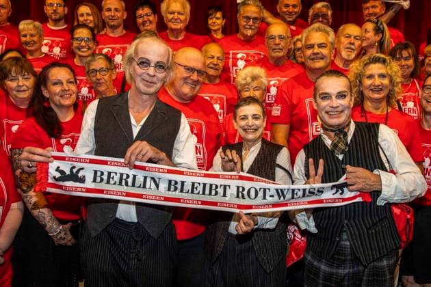 Entertainment Bilder des Tages ABB THEATERUNION- Torsten Rasch, Katharina Thalbach und Pierre Besson die Schauspieler sind Fans vom 1. FC Union Berlin dem 1 Liga Fußballverein aus Berlin-Koepenick und waren oft in der Alten Foersterei bei den Heimspielen von Union , jetz der gegen Beuch in der Komödie der roten Fans von Union Berlin in der Komödie am Kurfürstendamm im Ernst-Reuter-Saal Berlin, Berlin den 12.07.2026 Berlin Deutschland *** ABB THEATERUNION: Torsten Rasch, Katharina Thalbach, and Pierre Besson—the actors—are fans of 1. FC Union Berlin, the Bundesliga soccer club from Berlin-Köpenick, and have often attended Union’s home games at the Alte Försterei, now in the play *The Red Fans of Union Berlin* at the Komödie am Kurfürstendamm in the Ernst Reuter Saal,