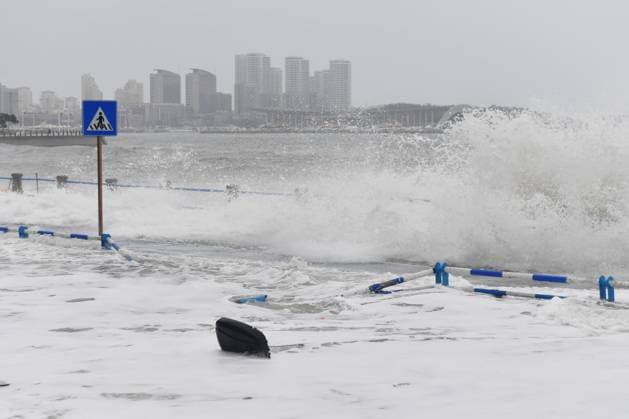 China Typhoon Bavi Huge tide caused by approaching Typhoon Bavi hits the sea shore in Qingdao in eastern China s Shandong province, Sunday, July 12, 2026., Credit:WANG HAIBIN Utuku Feature China Avalon CHINA, SHANDONG, QINGDAO  Copyright: xWANGxHAIBINx xUtuku FeaturexChinax xAvalonx 1116140156