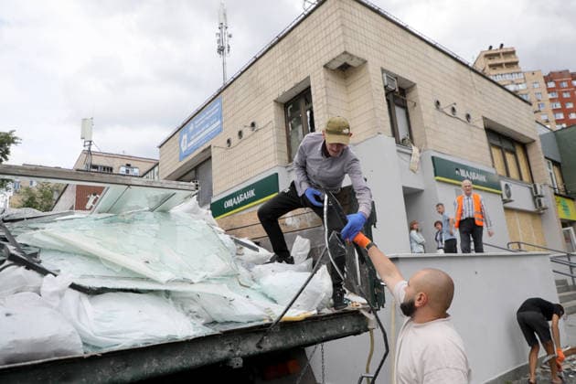 RECORD DATE NOT STATED A man throws construction debris into the bed of a truck after a Russian ballistic missile strike in the Darnytskyi district of Kyiv, Ukraine, on July 11, 2026. During the night of July 11, Russian forces launched their third ballistic missile attack on Kyiv in a week. Twelve people, including two children aged 10 and 11, were injured (Photo by Yuliia Ovsiannikova Ukrinform) Cleanup underway after Russian attack in Darnytskyi district of Kyiv  Copyright: xYuliiaxOvsiannikovax