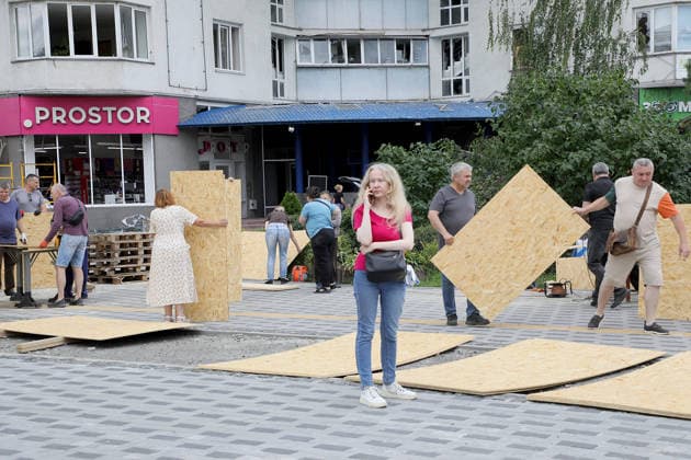 RECORD DATE NOT STATED Men cut OSB boards to board up windows shattered by a Russian ballistic missile strike in the Darnytskyi district of Kyiv, Ukraine, on July 11, 2026. During the night of July 11, Russian forces launched their third ballistic missile attack on Kyiv in a week. Twelve people, including two children aged 10 and 11, were injured (Photo by Yuliia Ovsiannikova Ukrinform) Cleanup underway after Russian attack in Darnytskyi district of Kyiv  Copyright: xYuliiaxOvsiannikovax
