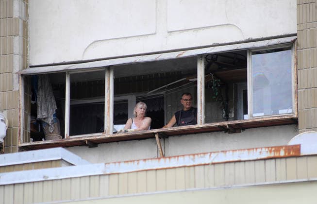 News Bilder des Tages RECORD DATE NOT STATED A man and a woman stand at the window of a residential building damaged by a Russian ballistic missile strike in the Darnytskyi district of Kyiv, Ukraine, on July 11, 2026. During the night of July 11, Russian forces launched their third ballistic missile attack on Kyiv in a week. Twelve people, including two children aged 10 and 11, were injured (Photo by Yuliia Ovsiannikova Ukrinform) Cleanup underway after Russian attack in Darnytskyi district of Kyiv  Copyright: xYuliiaxOvsiannikovax