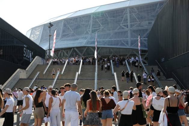 PITBULL CONCERT AT ALLIANZ RIVIERA, NICE – PHOTOPQR, NICE MATIN – Justine Meddah, Nice, July 12, 2026 – Fans arrive at Pitbull’s I’m Back Tour concert at the Allianz Riviera in Nice on July 12. Pitbull’s I’m Back Tour at Allianz Riviera, Nice, France, on July 12, 2026 Nice, France  Copyright: xPHOTOPQR NICExMATIN MAXPPPxJustinexMeddahx 20260712NIM2973 20260712NIM2973