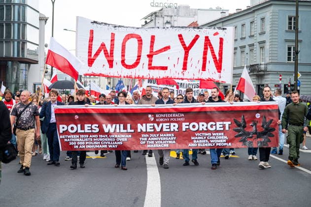 News Bilder des Tages Warszawa 12.07.2026 Polish nationalist Volhynia March in memory of massacres of Poles in Volhynia organized by the far right --- Marsz Wolynski upamietniajacy ofiary Rzezi Wolynskiej organizowany przez prawicowych politykow. Persons shown : baner wolyn marsz uczestnicy Fot. Kai Taller Arena Akcji NEWSPIX.PL --- newspix.pl POLAND OUT! 