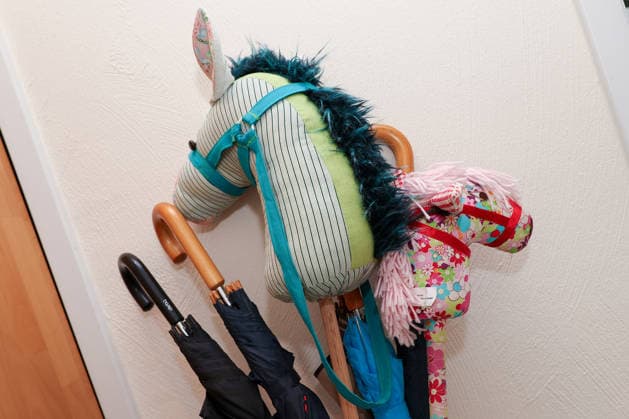 10.04.2026, Saarbrücken, Hobbyhorsing Steckenpferd in einem Schirmständer neben Regenschirmen. Hobby Horse Laufpferd Saarland Deutschland *** April 10, 2026, Saarbrücken, Hobby horsing: A hobby horse in an umbrella stand next to umbrellas; Hobby Horse running horse, Saarland, Germany