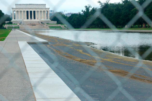 July 12, 2026, Washington, District Of Columbia, U.S: The Lincoln Memorial Reflecting Pool on the National Mall in Washington, DC is once again being drained, in advance of repair work. Seen here, through fencing, the Lincoln Memorial and reflecting pool partial drained. Washington U.S - ZUMAg228 20260712_zap_g228_004 Copyright: xEvanxGolubx