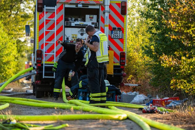 Waldbrand breitet sich schnell aus - Zahlreiche Feuerwehren im Einsatz - Flughafen Frankfurt in der Nähe Am Sonntagnachmittag, 12.07.2026, wurde die Feuerwehr Mörfelden-Walldorf unweit des Flughafen Frankfurt zu einem Waldbrand alarmiert. Die Flammen breiteten sich rasend schnell aus und erreichten auch die Baumwipfel. Betroffen war eine Fläche von 40.000 Quadratmetern, auf der es insgesamt fünf Brandstellen unterschiedlicher Größe gab. Feuerwehren aus der gesamten Umgebung wurden zur Unterstützung zusammengezogen. Am Abend konnte die Ausbreitung gestoppt werden. Einige Bereiche konnte nicht betreten werden, da hier noch alte Munition im Boden vermutet wird. Die Löscharbeiten der Feuerwehr dauerten noch bis tief in die Nacht. Mörfe