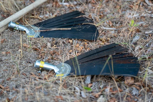 Waldbrand breitet sich schnell aus - Zahlreiche Feuerwehren im Einsatz - Flughafen Frankfurt in der Nähe Am Sonntagnachmittag, 12.07.2026, wurde die Feuerwehr Mörfelden-Walldorf unweit des Flughafen Frankfurt zu einem Waldbrand alarmiert. Die Flammen breiteten sich rasend schnell aus und erreichten auch die Baumwipfel. Betroffen war eine Fläche von 40.000 Quadratmetern, auf der es insgesamt fünf Brandstellen unterschiedlicher Größe gab. Feuerwehren aus der gesamten Umgebung wurden zur Unterstützung zusammengezogen. Am Abend konnte die Ausbreitung gestoppt werden. Einige Bereiche konnte nicht betreten werden, da hier noch alte Munition im Boden vermutet wird. Die Löscharbeiten der Feuerwehr dauerten noch bis tief in die Nacht. Mörfe