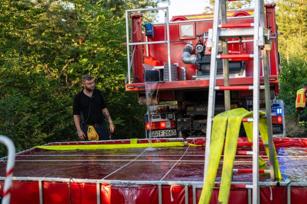 Waldbrand breitet sich schnell aus - Zahlreiche Feuerwehren im Einsatz - Flughafen Frankfurt in der Nähe Am Sonntagnachmittag, 12.07.2026, wurde die Feuerwehr Mörfelden-Walldorf unweit des Flughafen Frankfurt zu einem Waldbrand alarmiert. Die Flammen breiteten sich rasend schnell aus und erreichten auch die Baumwipfel. Betroffen war eine Fläche von 40.000 Quadratmetern, auf der es insgesamt fünf Brandstellen unterschiedlicher Größe gab. Feuerwehren aus der gesamten Umgebung wurden zur Unterstützung zusammengezogen. Am Abend konnte die Ausbreitung gestoppt werden. Einige Bereiche konnte nicht betreten werden, da hier noch alte Munition im Boden vermutet wird. Die Löscharbeiten der Feuerwehr dauerten noch bis tief in die Nacht. Mörfe