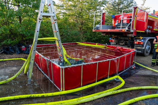 Waldbrand breitet sich schnell aus - Zahlreiche Feuerwehren im Einsatz - Flughafen Frankfurt in der Nähe Am Sonntagnachmittag, 12.07.2026, wurde die Feuerwehr Mörfelden-Walldorf unweit des Flughafen Frankfurt zu einem Waldbrand alarmiert. Die Flammen breiteten sich rasend schnell aus und erreichten auch die Baumwipfel. Betroffen war eine Fläche von 40.000 Quadratmetern, auf der es insgesamt fünf Brandstellen unterschiedlicher Größe gab. Feuerwehren aus der gesamten Umgebung wurden zur Unterstützung zusammengezogen. Am Abend konnte die Ausbreitung gestoppt werden. Einige Bereiche konnte nicht betreten werden, da hier noch alte Munition im Boden vermutet wird. Die Löscharbeiten der Feuerwehr dauerten noch bis tief in die Nacht. Mörfe