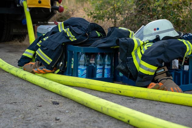 Waldbrand breitet sich schnell aus - Zahlreiche Feuerwehren im Einsatz - Flughafen Frankfurt in der Nähe Am Sonntagnachmittag, 12.07.2026, wurde die Feuerwehr Mörfelden-Walldorf unweit des Flughafen Frankfurt zu einem Waldbrand alarmiert. Die Flammen breiteten sich rasend schnell aus und erreichten auch die Baumwipfel. Betroffen war eine Fläche von 40.000 Quadratmetern, auf der es insgesamt fünf Brandstellen unterschiedlicher Größe gab. Feuerwehren aus der gesamten Umgebung wurden zur Unterstützung zusammengezogen. Am Abend konnte die Ausbreitung gestoppt werden. Einige Bereiche konnte nicht betreten werden, da hier noch alte Munition im Boden vermutet wird. Die Löscharbeiten der Feuerwehr dauerten noch bis tief in die Nacht. Mörfe
