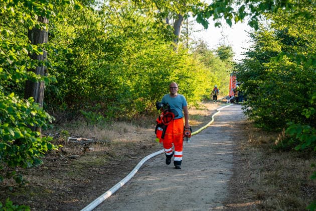 Waldbrand breitet sich schnell aus - Zahlreiche Feuerwehren im Einsatz - Flughafen Frankfurt in der Nähe Am Sonntagnachmittag, 12.07.2026, wurde die Feuerwehr Mörfelden-Walldorf unweit des Flughafen Frankfurt zu einem Waldbrand alarmiert. Die Flammen breiteten sich rasend schnell aus und erreichten auch die Baumwipfel. Betroffen war eine Fläche von 40.000 Quadratmetern, auf der es insgesamt fünf Brandstellen unterschiedlicher Größe gab. Feuerwehren aus der gesamten Umgebung wurden zur Unterstützung zusammengezogen. Am Abend konnte die Ausbreitung gestoppt werden. Einige Bereiche konnte nicht betreten werden, da hier noch alte Munition im Boden vermutet wird. Die Löscharbeiten der Feuerwehr dauerten noch bis tief in die Nacht. Mörfe