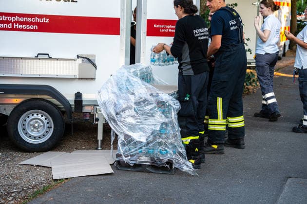 Waldbrand breitet sich schnell aus - Zahlreiche Feuerwehren im Einsatz - Flughafen Frankfurt in der Nähe Am Sonntagnachmittag, 12.07.2026, wurde die Feuerwehr Mörfelden-Walldorf unweit des Flughafen Frankfurt zu einem Waldbrand alarmiert. Die Flammen breiteten sich rasend schnell aus und erreichten auch die Baumwipfel. Betroffen war eine Fläche von 40.000 Quadratmetern, auf der es insgesamt fünf Brandstellen unterschiedlicher Größe gab. Feuerwehren aus der gesamten Umgebung wurden zur Unterstützung zusammengezogen. Am Abend konnte die Ausbreitung gestoppt werden. Einige Bereiche konnte nicht betreten werden, da hier noch alte Munition im Boden vermutet wird. Die Löscharbeiten der Feuerwehr dauerten noch bis tief in die Nacht. Mörfe