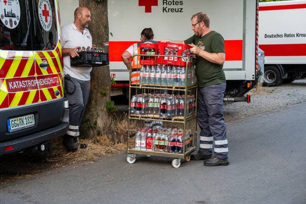 Waldbrand breitet sich schnell aus - Zahlreiche Feuerwehren im Einsatz - Flughafen Frankfurt in der Nähe Am Sonntagnachmittag, 12.07.2026, wurde die Feuerwehr Mörfelden-Walldorf unweit des Flughafen Frankfurt zu einem Waldbrand alarmiert. Die Flammen breiteten sich rasend schnell aus und erreichten auch die Baumwipfel. Betroffen war eine Fläche von 40.000 Quadratmetern, auf der es insgesamt fünf Brandstellen unterschiedlicher Größe gab. Feuerwehren aus der gesamten Umgebung wurden zur Unterstützung zusammengezogen. Am Abend konnte die Ausbreitung gestoppt werden. Einige Bereiche konnte nicht betreten werden, da hier noch alte Munition im Boden vermutet wird. Die Löscharbeiten der Feuerwehr dauerten noch bis tief in die Nacht. Mörfe