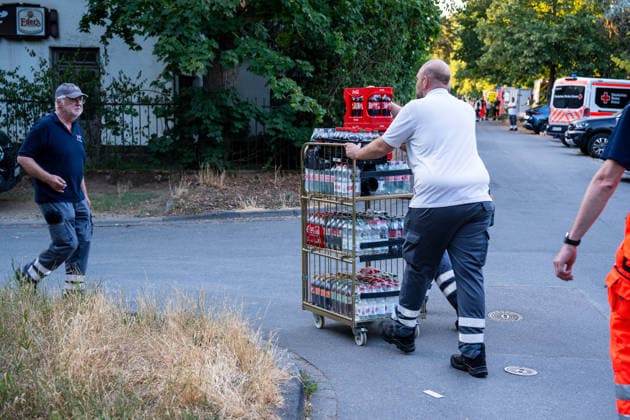 Waldbrand breitet sich schnell aus - Zahlreiche Feuerwehren im Einsatz - Flughafen Frankfurt in der Nähe Am Sonntagnachmittag, 12.07.2026, wurde die Feuerwehr Mörfelden-Walldorf unweit des Flughafen Frankfurt zu einem Waldbrand alarmiert. Die Flammen breiteten sich rasend schnell aus und erreichten auch die Baumwipfel. Betroffen war eine Fläche von 40.000 Quadratmetern, auf der es insgesamt fünf Brandstellen unterschiedlicher Größe gab. Feuerwehren aus der gesamten Umgebung wurden zur Unterstützung zusammengezogen. Am Abend konnte die Ausbreitung gestoppt werden. Einige Bereiche konnte nicht betreten werden, da hier noch alte Munition im Boden vermutet wird. Die Löscharbeiten der Feuerwehr dauerten noch bis tief in die Nacht. Mörfe