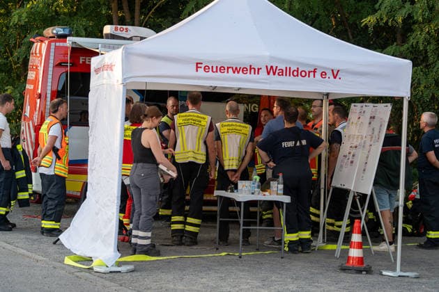 Waldbrand breitet sich schnell aus - Zahlreiche Feuerwehren im Einsatz - Flughafen Frankfurt in der Nähe Am Sonntagnachmittag, 12.07.2026, wurde die Feuerwehr Mörfelden-Walldorf unweit des Flughafen Frankfurt zu einem Waldbrand alarmiert. Die Flammen breiteten sich rasend schnell aus und erreichten auch die Baumwipfel. Betroffen war eine Fläche von 40.000 Quadratmetern, auf der es insgesamt fünf Brandstellen unterschiedlicher Größe gab. Feuerwehren aus der gesamten Umgebung wurden zur Unterstützung zusammengezogen. Am Abend konnte die Ausbreitung gestoppt werden. Einige Bereiche konnte nicht betreten werden, da hier noch alte Munition im Boden vermutet wird. Die Löscharbeiten der Feuerwehr dauerten noch bis tief in die Nacht. Mörfe