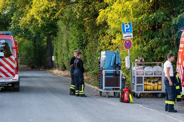 Waldbrand breitet sich schnell aus - Zahlreiche Feuerwehren im Einsatz - Flughafen Frankfurt in der Nähe Am Sonntagnachmittag, 12.07.2026, wurde die Feuerwehr Mörfelden-Walldorf unweit des Flughafen Frankfurt zu einem Waldbrand alarmiert. Die Flammen breiteten sich rasend schnell aus und erreichten auch die Baumwipfel. Betroffen war eine Fläche von 40.000 Quadratmetern, auf der es insgesamt fünf Brandstellen unterschiedlicher Größe gab. Feuerwehren aus der gesamten Umgebung wurden zur Unterstützung zusammengezogen. Am Abend konnte die Ausbreitung gestoppt werden. Einige Bereiche konnte nicht betreten werden, da hier noch alte Munition im Boden vermutet wird. Die Löscharbeiten der Feuerwehr dauerten noch bis tief in die Nacht. Mörfe