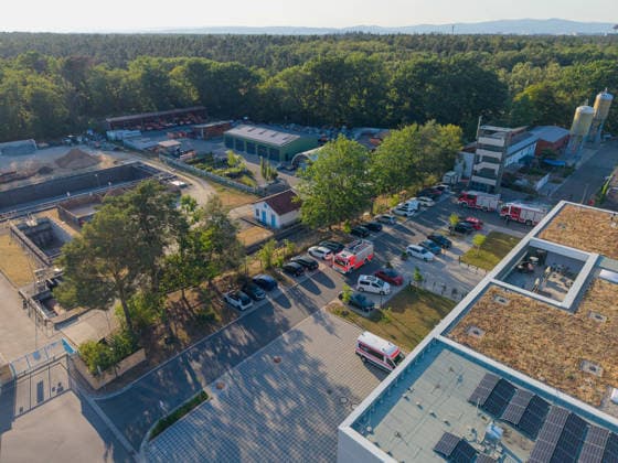 Waldbrand breitet sich schnell aus - Zahlreiche Feuerwehren im Einsatz - Flughafen Frankfurt in der Nähe Am Sonntagnachmittag, 12.07.2026, wurde die Feuerwehr Mörfelden-Walldorf unweit des Flughafen Frankfurt zu einem Waldbrand alarmiert. Die Flammen breiteten sich rasend schnell aus und erreichten auch die Baumwipfel. Betroffen war eine Fläche von 40.000 Quadratmetern, auf der es insgesamt fünf Brandstellen unterschiedlicher Größe gab. Feuerwehren aus der gesamten Umgebung wurden zur Unterstützung zusammengezogen. Am Abend konnte die Ausbreitung gestoppt werden. Einige Bereiche konnte nicht betreten werden, da hier noch alte Munition im Boden vermutet wird. Die Löscharbeiten der Feuerwehr dauerten noch bis tief in die Nacht. Mörfe