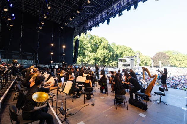 Klassik!Picknick mit dem Beethoven Orchester auf dem Kunst!Rasen Bonn Das Beethoven Orchester Bonn unter der Leitung von Generalmusikdirektor Dirk KAFTAN beim Open-Air-Konzert KLASSIK!PICKNICK auf dem Kunst!Rasen Bonn-Gronau. Das Sommerprogramm steht unter dem Motto Fußball - passend zur WM 2026. Die Konzertreihe findet am Rande der Rheinaue am Bonner Rheinufer statt. Bonn Gronau Nordrhein-Westfalen Deutschland *** Classical Picnic with the Beethoven Orchestra at the Kunst Rasen Bonn The Beethoven Orchestra Bonn, conducted by General Music Director Dirk KAFTAN, at the open-air concert CLASSICAL PICNIC at the Kunst Rasen Bonn in Gronau. The summer program’s theme is soccer, in keeping with the 2026 World Cup. The concert series takes plac Copyright: xMarcxJohnx