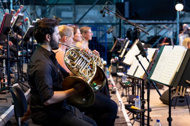 Klassik!Picknick mit dem Beethoven Orchester auf dem Kunst!Rasen Bonn Das Beethoven Orchester Bonn unter der Leitung von Generalmusikdirektor Dirk KAFTAN beim Open-Air-Konzert KLASSIK!PICKNICK auf dem Kunst!Rasen Bonn-Gronau. Das Sommerprogramm steht unter dem Motto Fußball - passend zur WM 2026. Die Konzertreihe findet am Rande der Rheinaue am Bonner Rheinufer statt. Bonn Gronau Nordrhein-Westfalen Deutschland *** Classical Picnic with the Beethoven Orchestra at the Kunst Rasen Bonn The Beethoven Orchestra Bonn, conducted by General Music Director Dirk KAFTAN, at the open-air concert CLASSICAL PICNIC at the Kunst Rasen Bonn in Gronau. The summer program’s theme is soccer, in keeping with the 2026 World Cup. The concert series takes plac Copyright: xMarcxJohnx