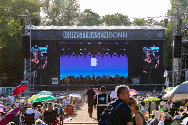 Klassik!Picknick mit dem Beethoven Orchester auf dem Kunst!Rasen Bonn Das Beethoven Orchester Bonn unter der Leitung von Generalmusikdirektor Dirk KAFTAN beim Open-Air-Konzert KLASSIK!PICKNICK auf dem Kunst!Rasen Bonn-Gronau. Das Sommerprogramm steht unter dem Motto Fußball - passend zur WM 2026. Die Konzertreihe findet am Rande der Rheinaue am Bonner Rheinufer statt. Bonn Gronau Nordrhein-Westfalen Deutschland *** Classical Picnic with the Beethoven Orchestra at the Kunst Rasen Bonn The Beethoven Orchestra Bonn, conducted by General Music Director Dirk KAFTAN, at the open-air concert CLASSICAL PICNIC at the Kunst Rasen Bonn in Gronau. The summer program’s theme is soccer, in keeping with the 2026 World Cup. The concert series takes plac Copyright: xMarcxJohnx