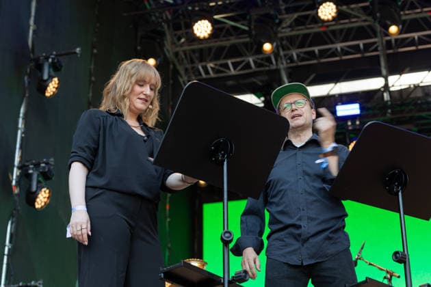 Klassik!Picknick mit dem Beethoven Orchester auf dem Kunst!Rasen Bonn Jasmin Lenz und Tilmann Böttcher als Kommentatoren - Das Beethoven Orchester Bonn unter der Leitung von Generalmusikdirektor Dirk KAFTAN beim Open-Air-Konzert KLASSIK!PICKNICK auf dem Kunst!Rasen Bonn-Gronau. Das Sommerprogramm steht unter dem Motto Fußball - passend zur WM 2026. Die Konzertreihe findet am Rande der Rheinaue am Bonner Rheinufer statt. Bonn Gronau Nordrhein-Westfalen Deutschland *** Classical Picnic with the Beethoven Orchestra on the Kunst Rasen in Bonn, featuring Jasmin Lenz and Tilmann Böttcher as commentators. The Beethoven Orchestra Bonn, conducted by General Music Director Dirk KAFTAN, at the open-air concert Classical Picnic on the Kunst Rasen i Copyright: xMarcxJohnx