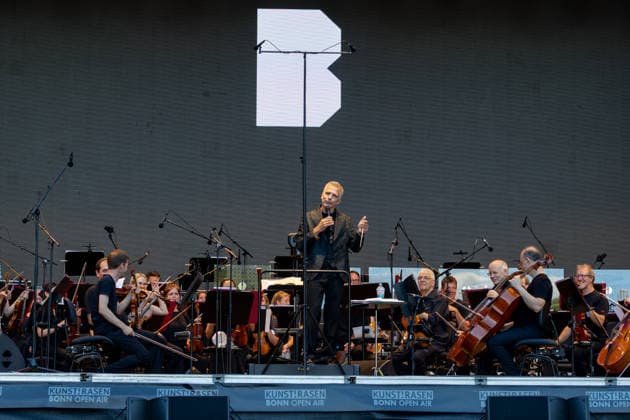 Klassik!Picknick mit dem Beethoven Orchester auf dem Kunst!Rasen Bonn Das Beethoven Orchester Bonn unter der Leitung von Generalmusikdirektor Dirk KAFTAN beim Open-Air-Konzert KLASSIK!PICKNICK auf dem Kunst!Rasen Bonn-Gronau. Das Sommerprogramm steht unter dem Motto Fußball - passend zur WM 2026. Die Konzertreihe findet am Rande der Rheinaue am Bonner Rheinufer statt. Bonn Gronau Nordrhein-Westfalen Deutschland *** Classical Picnic with the Beethoven Orchestra at the Kunst Rasen Bonn The Beethoven Orchestra Bonn, conducted by General Music Director Dirk KAFTAN, at the open-air concert CLASSICAL PICNIC at the Kunst Rasen Bonn in Gronau. The summer program’s theme is soccer, in keeping with the 2026 World Cup. The concert series takes plac Copyright: xMarcxJohnx