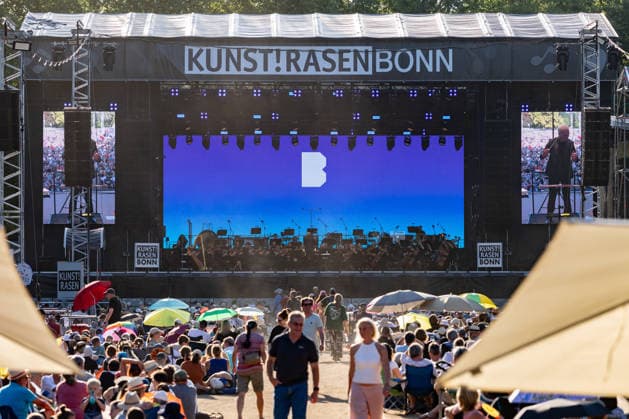 Klassik!Picknick mit dem Beethoven Orchester auf dem Kunst!Rasen Bonn Das Beethoven Orchester Bonn unter der Leitung von Generalmusikdirektor Dirk KAFTAN beim Open-Air-Konzert KLASSIK!PICKNICK auf dem Kunst!Rasen Bonn-Gronau. Das Sommerprogramm steht unter dem Motto Fußball - passend zur WM 2026. Die Konzertreihe findet am Rande der Rheinaue am Bonner Rheinufer statt. Bonn Gronau Nordrhein-Westfalen Deutschland *** Classical Picnic with the Beethoven Orchestra at the Kunst Rasen Bonn The Beethoven Orchestra Bonn, conducted by General Music Director Dirk KAFTAN, at the open-air concert CLASSICAL PICNIC at the Kunst Rasen Bonn in Gronau. The summer program’s theme is soccer, in keeping with the 2026 World Cup. The concert series takes plac Copyright: xMarcxJohnx