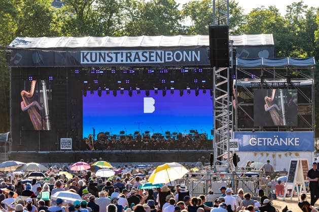 Klassik!Picknick mit dem Beethoven Orchester auf dem Kunst!Rasen Bonn Das Beethoven Orchester Bonn unter der Leitung von Generalmusikdirektor Dirk KAFTAN beim Open-Air-Konzert KLASSIK!PICKNICK auf dem Kunst!Rasen Bonn-Gronau. Das Sommerprogramm steht unter dem Motto Fußball - passend zur WM 2026. Die Konzertreihe findet am Rande der Rheinaue am Bonner Rheinufer statt. Bonn Gronau Nordrhein-Westfalen Deutschland *** Classical Picnic with the Beethoven Orchestra at the Kunst Rasen Bonn The Beethoven Orchestra Bonn, conducted by General Music Director Dirk KAFTAN, at the open-air concert CLASSICAL PICNIC at the Kunst Rasen Bonn in Gronau. The summer program’s theme is soccer, in keeping with the 2026 World Cup. The concert series takes plac Copyright: xMarcxJohnx