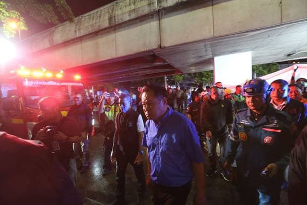 (260713) -- BANGKOK, July 13, 2026 -- Thai Prime Minister Anutin Charnvirakul (C, front) arrives at the scene after a fire broke out at a pub in Bangkok, Thailand, July 13, 2026. A fire at a pub near Lat Phrao Road in Bangkok s Chatuchak district killed 27 people and injured more than 10 others late Sunday, Thai media reported. The fire broke out at around 11:57 p.m. local time and was later extinguished. The injured were taken to hospitals for treatment. ) (SpotNews) THAILAND-BANGKOK-PUB-FIRE RachenxSageamsak 