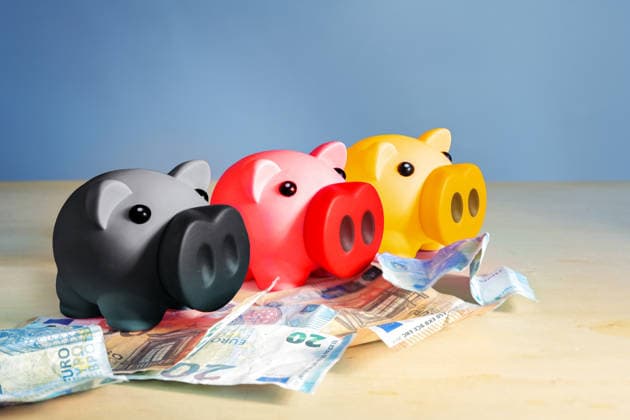 Drei Sparschweine in den Farben der deutschen Flagge ? Schwarz, Rot und Gold ?, die auf Euro-Banknoten stehen; Konzept und Symbol für die Sparmaßnahmen der Regierung; Platz für Text Three piggy banks in the colors of the German flag, black, red, gold, standing on euro banknotes, concept and symbol of the austerity measures by the government, copy space, selected focus (License=RF) Copyright: xZoonar.com maren-winter.dex 25281748
