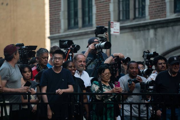 New Yorkers watch final Manhattanhenge of 2026 NEW YORK CITY, UNITED STATES - JULY 12: The setting sun aligns with 42nd Street during the final Manhattanhenge event of 2026, creating a golden corridor between Manhattan s skyscrapers in New York, United States on July 12, 2026. The biannual celestial phenomenon drew photographers, residents, and visitors to witness the sunset perfectly framed along the iconic east-west street. Lokman Vural Elibol Anadolu New York United States. Editorial use only. Please get in touch for any other usage.  Copyright: x2026xAnadoluxLokmanxVuralxElibolx