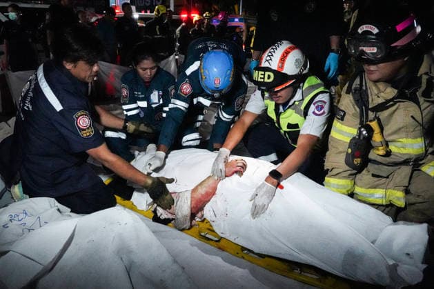 Bangkok Pub Fire Kills At Least 27 People Members of emergency services carry the body of a victim at the site of a deadly fire at a pub in Bangkok, Thailand, on July 13, 2026. A large fire engulfs a pub in Bangkok early on Monday morning local time, resulting in the deaths of at least 27 people before firefighters bring the blaze under control, according to officials. Bangkok Bangkok Thailand  Copyright: xAnusakxLaowilasx originalFilename: laowilas-notitle260713_npLIw.jpg