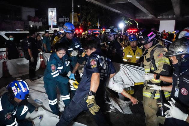 Bangkok Pub Fire Kills At Least 27 People Members of emergency services carry the body of a victim at the site of a deadly fire at a pub in Bangkok, Thailand, on July 13, 2026. A large fire engulfs a pub in Bangkok early on Monday morning local time, resulting in the deaths of at least 27 people before firefighters bring the blaze under control, according to officials. Bangkok Bangkok Thailand  Copyright: xAnusakxLaowilasx originalFilename: laowilas-notitle260713_npNPp.jpg