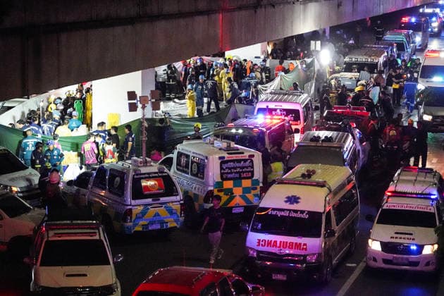 News Bilder des Tages Bangkok Pub Fire Kills At Least 27 People Members of emergency personnel work at the site of a deadly fire at a pub in Bangkok, Thailand, on July 13, 2026. A large fire engulfs a pub in Bangkok early on Monday morning local time, resulting in the deaths of at least 27 people before firefighters bring the blaze under control, according to officials. Bangkok Bangkok Thailand  Copyright: xAnusakxLaowilasx originalFilename: laowilas-notitle260713_npceE.jpg