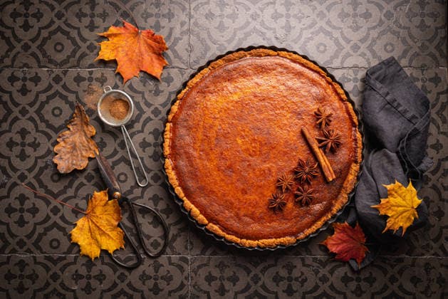 Amerikanischer Kürbiskuchen American pumpkin pie with cinnamon on dark background, top view (License=RF) Copyright: xZoonar.com TatianaxGoskovax 25289005
