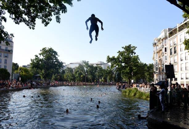 Heatwave Hits at Canal Saint-Martin - Paris Tourists and parisians cool themselves at Canal Saint-Martin as a Heatwave hits in Paris, 40°C expected towards temperature records in France on July 12, 2026. Photo by Alain Apaydin ABACAPRESS.COM Paris France  Copyright: xApaydinxAlain ABACAx