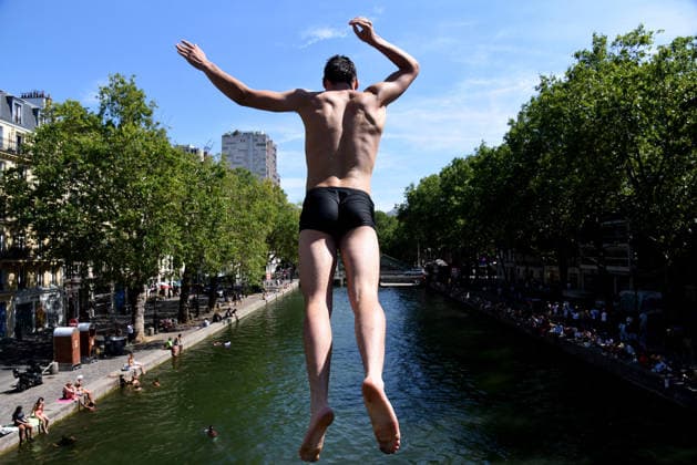 Heatwave Hits at Canal Saint-Martin - Paris Tourists and parisians cool themselves at Canal Saint-Martin as a Heatwave hits in Paris, 40?C expected towards temperature records in France on July 12, 2026. Photo by Alain Apaydin ABACAPRESS.COM Paris France  Copyright: xApaydinxAlain ABACAx
