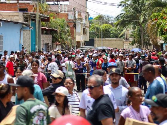 Aid organization distributes relief supplies in La Guaira LA GUAIRA, VENEZUELA JULY 13, 2026: Volunteers from Global Empowerment Mission (GEM) distribute non-perishable food, bottled water and essential relief supplies to residents of Naiguata parish in La Guaira state, Venezuela, following the recent earthquake that affected the region. Humanitarian assistance continues as communities recover from the disaster. La Guaira Venezuela (Bolivarian Republic of) Copyright: x xmarioxfloresx xJNAxPressx